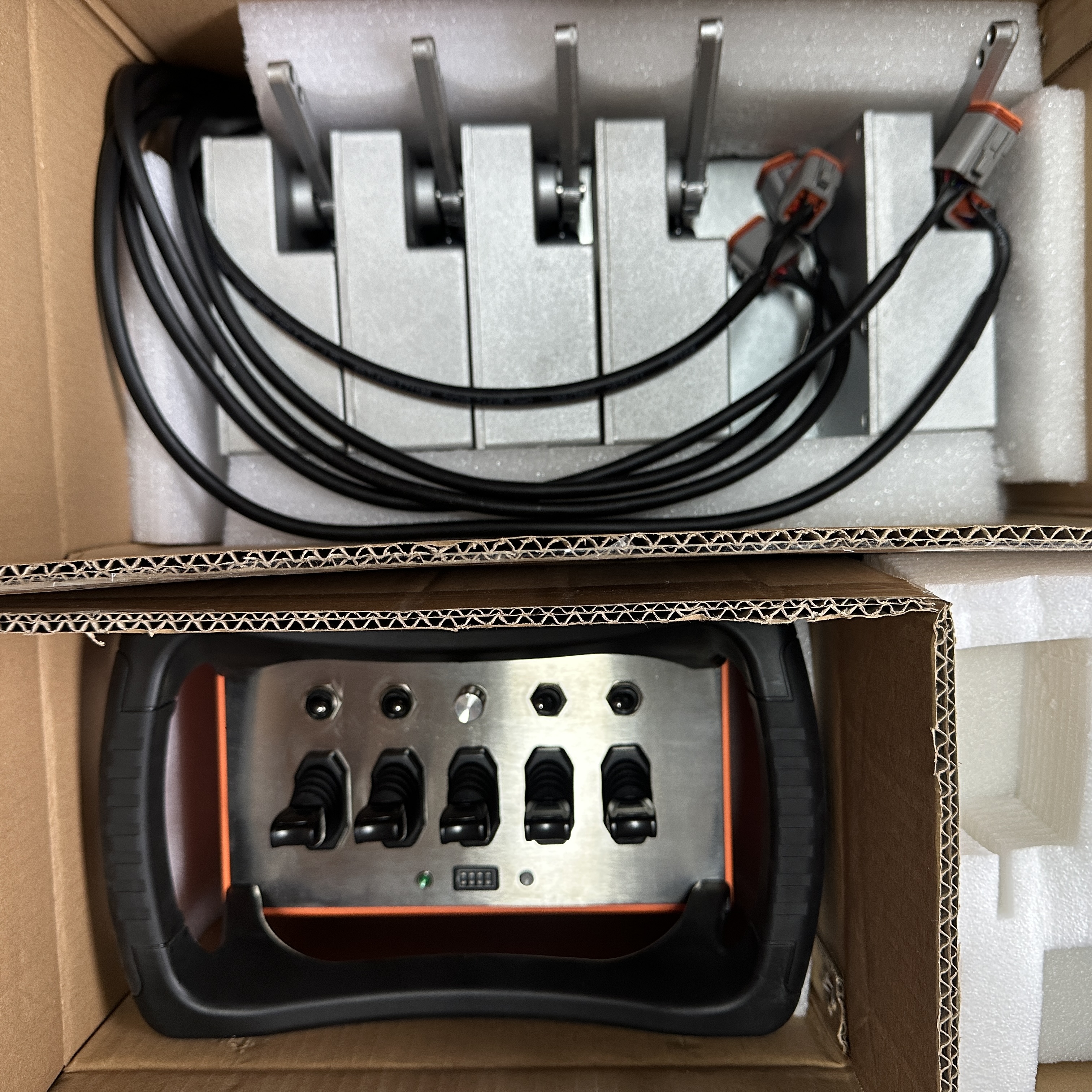 Control remoto inalámbrico personalizado BT500 para grúas montadas en camiones: cuenta con joysticks proporcionales y control analógico, compatible con modos manual y automático